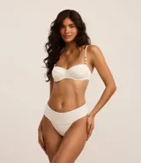 Bombacha de bikini blanca de microfibra texturizada, con laterales anchos y medalla metálica redonda con el logo de la marca.