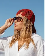 Casquete de crochet color rojo, con diseño de malla y confeccionado en hilo de algodón.