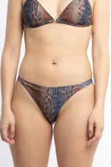 Bombacha less forrada con estampado de piel de serpiente y tiras laterales ajustables.