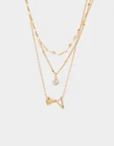 Collar corto dorado multicadena con dije de corazón y letra "V".