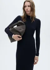 Vestido midi de punto fino color azul marino, con cuello redondo y manga larga.