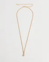 Cadena corta dorada con dije de la letra A cubierto de strass.