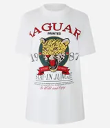 Remera blanca de algodón con estampa de un jaguar y texto en color rojo y verde.