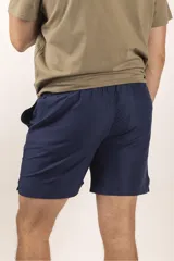 Bermuda de baño color verde agua con cintura elastizada y cordón ajustable. Bolsillos laterales y trasero con etiqueta de marca.