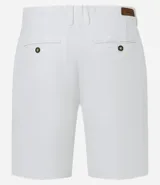 Bermuda masculina de corte slim, confeccionada en sarga lisa color blanco. Cuenta con bolsillos laterales, cierre con botón y cremallera, y trabillas para cinturón.