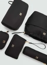 Neceser pequeño color negro de tela de nylon con forro interior, cierre de cremallera y logo metálico en el frente.