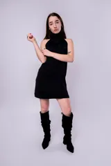 Minivestido negro con cuello alto drapeado y espalda descubierta.
