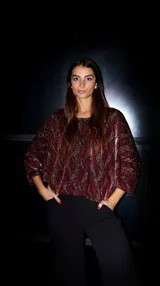 Blusa de mangas 3/4 con escote barco y estampado de ondas con lurex en tonos borgoña y dorado.