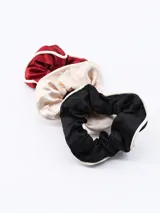 Set de tres scrunchies de tela satinada con borde de cordón fino. Incluye uno color borgoña, uno color crema y uno color negro.
