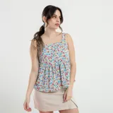 Blusa celeste con estampado floral, de tirantes finos y corte suelto.