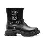 Bota negra de cuero con caña media, hebillas decorativas y suela track.
