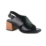 Sandalias negras de cuero sintético con tiras cruzadas en el empeine, talón descubierto con tira ajustable con hebilla y taco bloque de madera.