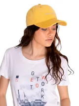 Gorro de gabardina color amarillo con logo de la marca bordado en el frente.
