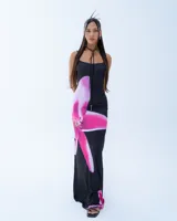 Vestido largo negro con estampado de una flor rosa.