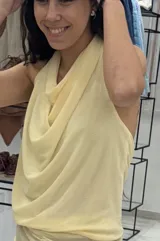 Top amarillo pálido con escote halter y espalda descubierta.