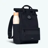 Mochila negra con tapa enrollable, revestimiento impermeable y compartimento para ordenador de hasta 16 pulgadas.