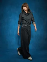 Camisa celeste de manga larga con cuello clásico y cierre con botones. Confeccionada en denim.