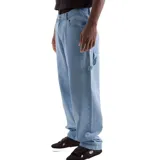 Pantalón de jean celeste, de corte recto, con bolsillos delanteros y traseros.