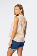 Musculosa de lino con estampado floral, cuello mao y botones personalizados.