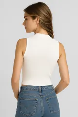 Top rojo de tejido de punto acanalado, con cuello alto y sin mangas.