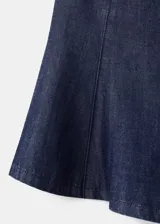 Top crop sin mangas, color azul oscuro, con cuello redondo y tirantes anchos. Presenta un efecto denim y cierre de botón en la parte trasera del cuello.