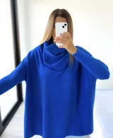 Polerón azul eléctrico de tejido de punto, corte oversize y cuello caído.