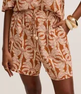 Short de cintura alta, confeccionado en viscosa, con elástico y lazo en la cintura, con estampa de palmeras.