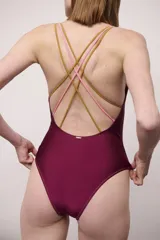 Malla entera color borgoña con breteles finos cruzados en la espalda, algunos color rosa y otros color dorado.