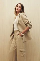 Pantalón color beige de tiro alto, corte wide leg y bolsillos laterales tipo cargo.