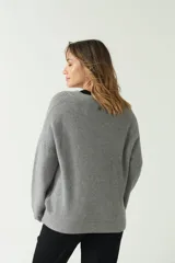 Sweater gris de punto suave con escote en V.