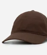 Gorra de sarga color marrón oscuro, con visera curva y un lazo ajustable en la parte trasera.