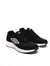 Championes Umbro modelo Volcan, color negro con detalles en blanco. Presentan un diseño deportivo con capellada de tela y gamuza, entresuela blanca gruesa y el logo Umbro en el lateral.