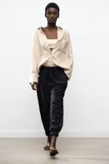 Pantalón jogger marrón de tiro alto con cintura elástica ajustable con cordones, bolsillos delanteros y puños elásticos en los tobillos.