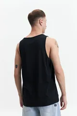 Musculosa blanca con estampado en el frente con la palabra "FUTURE" en letras mayúsculas de color negro y celeste.