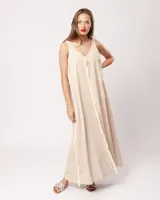 Vestido largo de lino color beige, con escote en V y flecos de algodón, diseñado para un movimiento fluido.