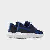 Championes Reebok para hombre, color azul marino con detalles en azul más claro en los laterales y lengüeta. Tienen una entresuela blanca gruesa y suela con relieve.
