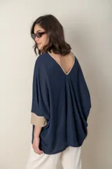 Blusa italiana color crema, tipo poncho, con escote en V con lurex, mangas 3/4 y puños ajustados.