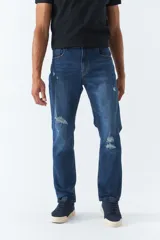 Pantalón jean azul de corte recto con roturas en las rodillas, tiro medio, logo bordado y presillas para cinturón.