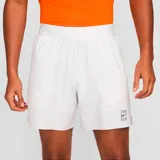 Short deportivo blanco de tenis NikeCourt Advantage para hombre, con cintura elástica, bolsillos laterales y logo de NikeCourt en el muslo.