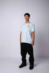 Remera celeste con cuello redondo y estampado de sombrillas de playa.