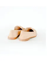 Mocasines color beige de gamuza con detalle de flecos y aplique metálico dorado.