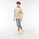 Bermudas de jean celeste con corte holgado.