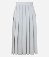 Pollera midi de poliéster color blanco, de sastrería, con pliegues y trabillas en la cintura.