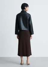 Falda midi marrón de punto fino con cintura elástica y diseño evasé.
