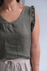 Musculosa verde seco de lino italiano, con escote en V y volados en las mangas.