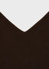 Musculosa blanca de punto fino con tirantes finos y escote en V.