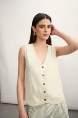 Chaleco negro con escote en V y abotonadura frontal.