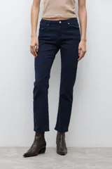 Pantalón recto de vestir color azul marino.