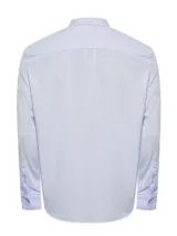Camisa celeste de manga larga confeccionada en algodón pima y poliéster reciclado. Cuenta con cuello camisero, bolsillo en el pecho y calce regular.