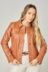 Campera tipo jeanera de cuero color peltre, con cuello clásico, cierre frontal con botones metálicos y dos bolsillos con solapa en el pecho.